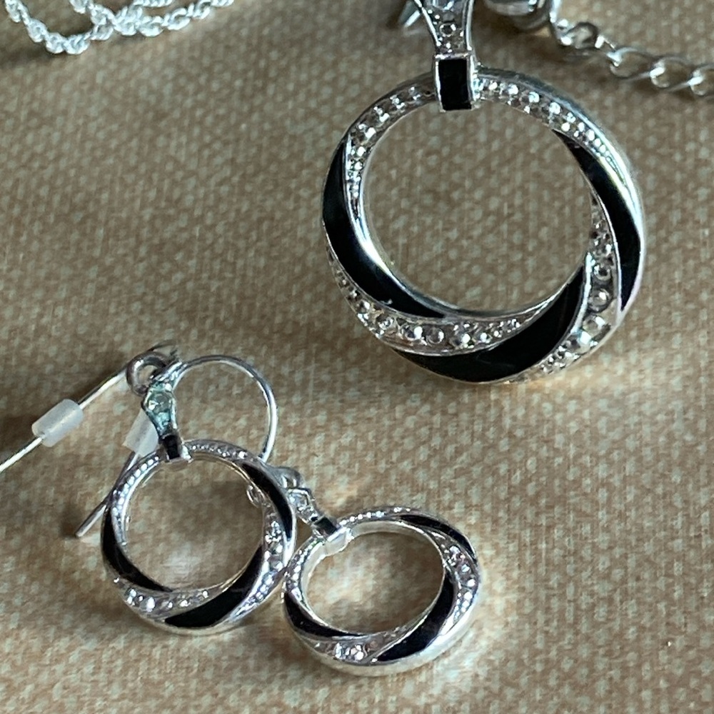 Avon Jewelry, SilverTone Black/Crystal Circle Necklace & Earring Set NWOT NE34